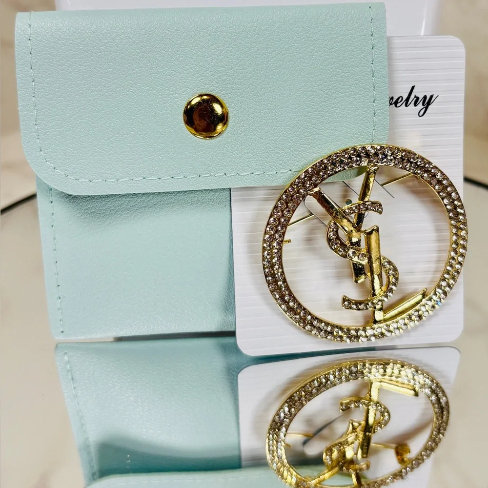 A-1DC-38: BROOCH: Gold-Tone w/Sparkling Gemstones, Lettering & Pouch, NWOT - Picture 3 of 9